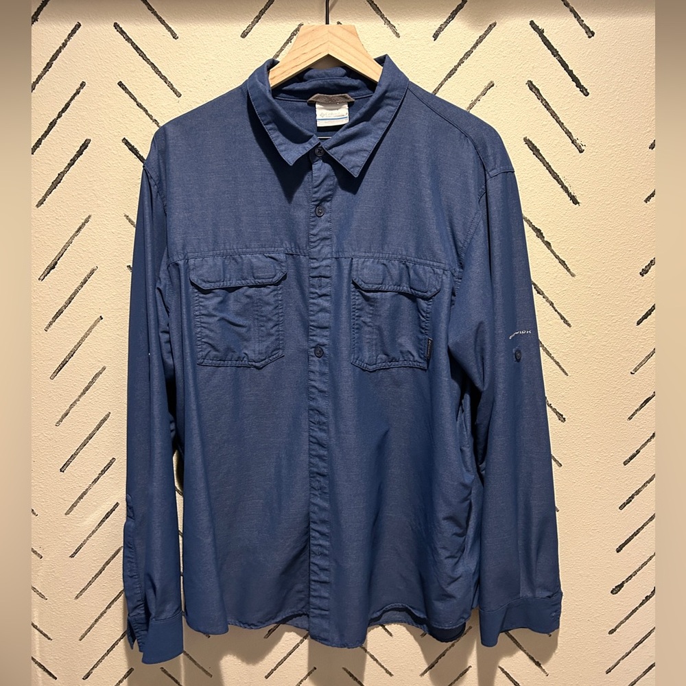 Blue men’s Columbia Omni Wick button up shirt, size Large